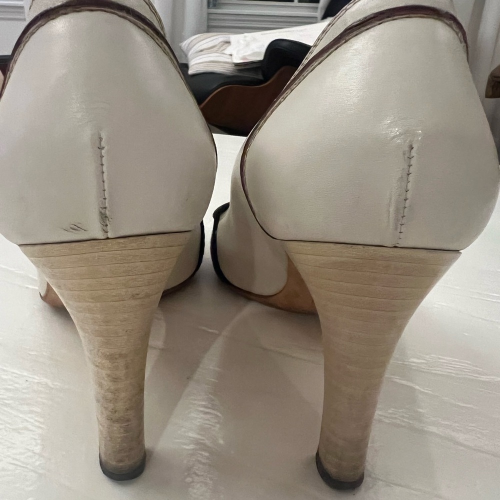 Gucci Cream and Red Stiletto Heels with Bow Accent - Picture 11 of 16